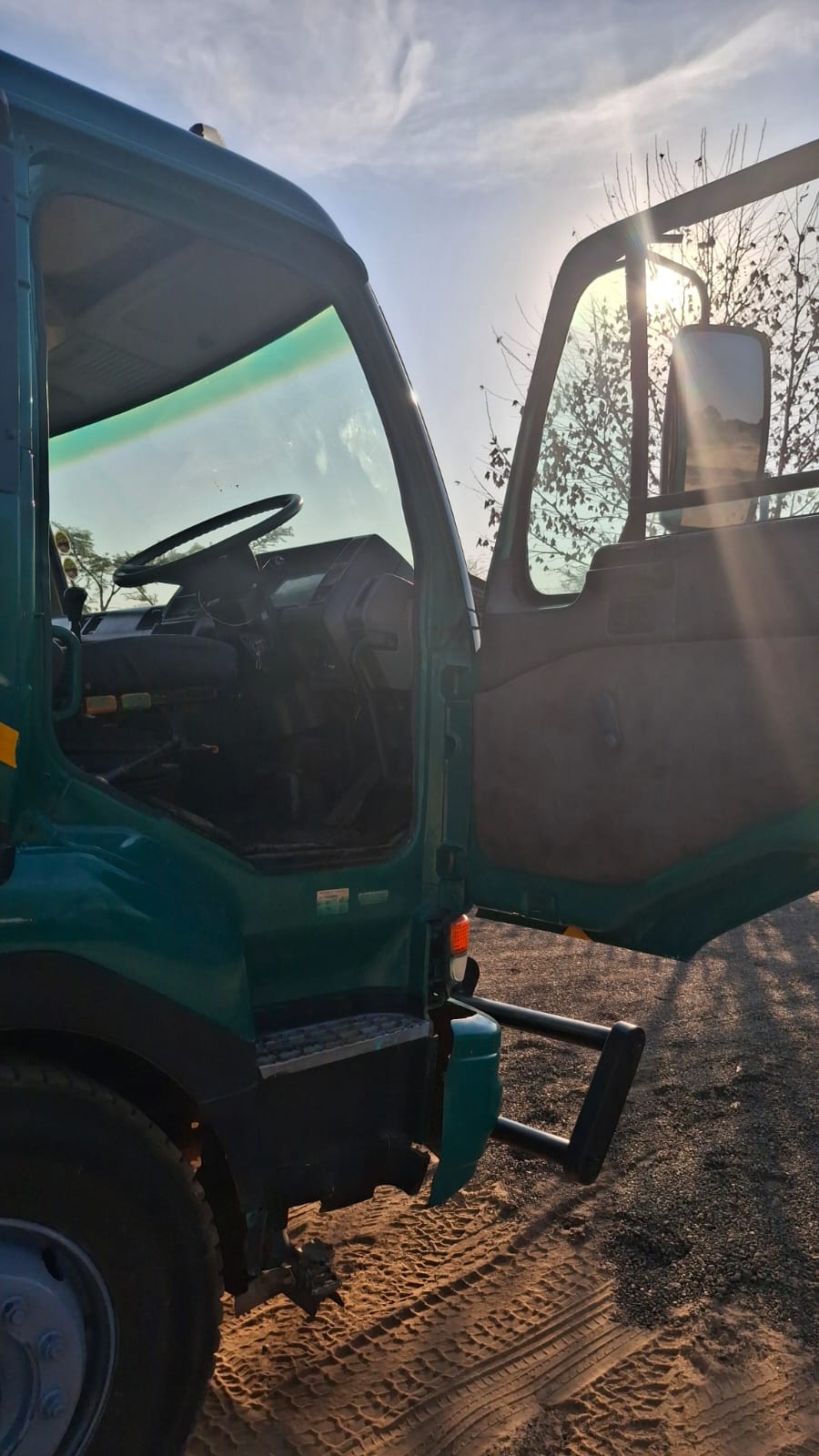 Nissan UD 350 Horse Truck Tractor