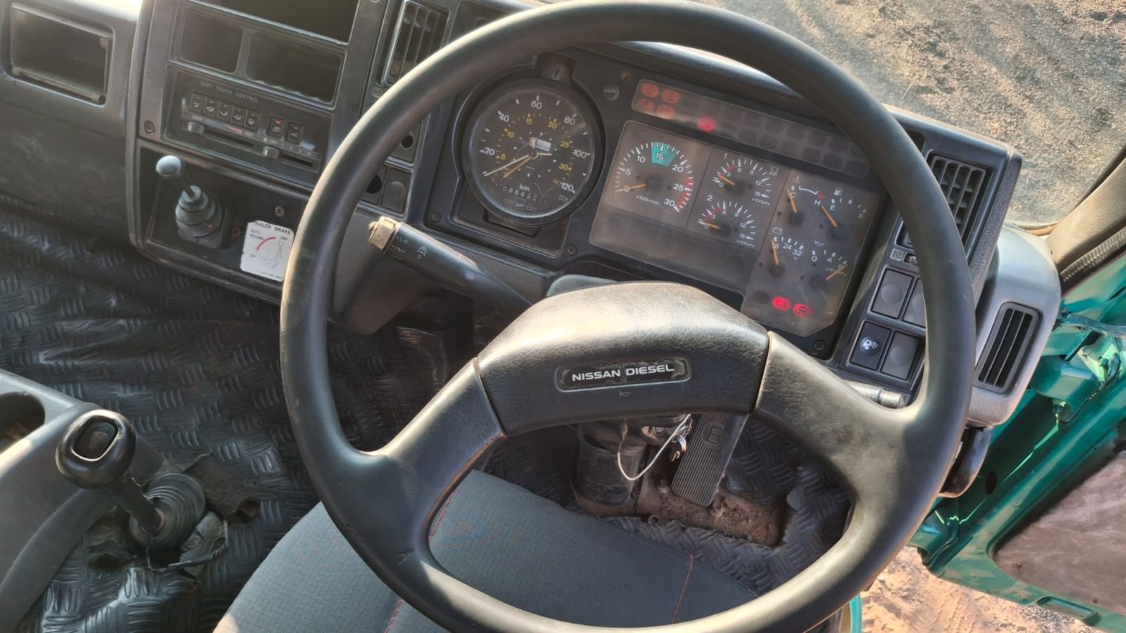 Nissan UD 350 Horse Truck Tractor