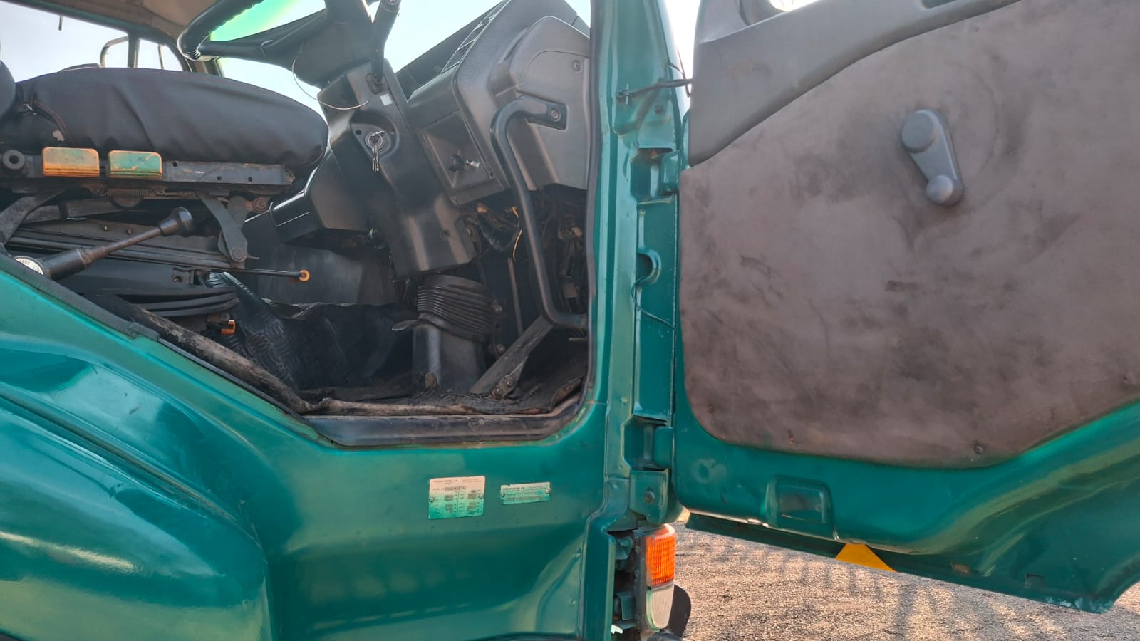 Nissan UD 350 Horse Truck Tractor