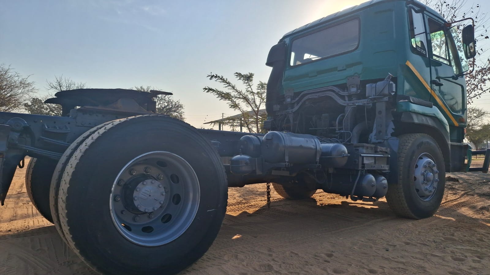 Nissan UD 350 Horse Truck Tractor