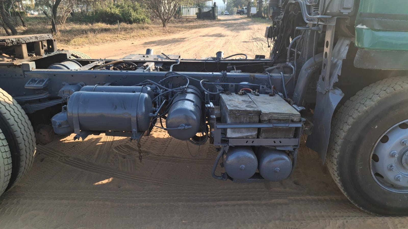 Nissan UD 350 Horse Truck Tractor