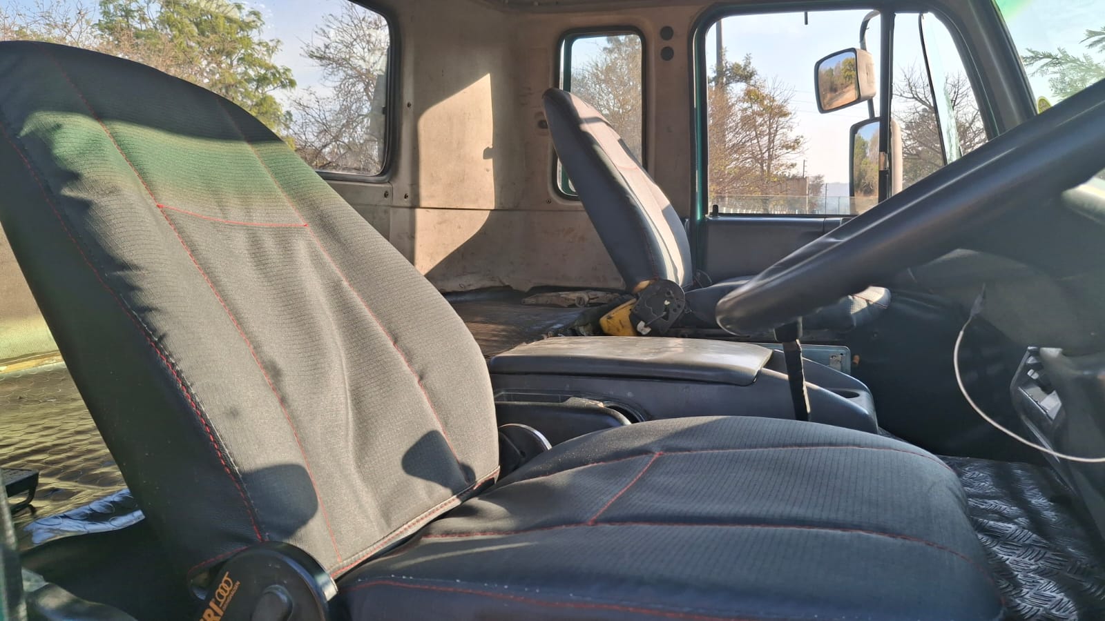Nissan UD 350 Horse Truck Tractor