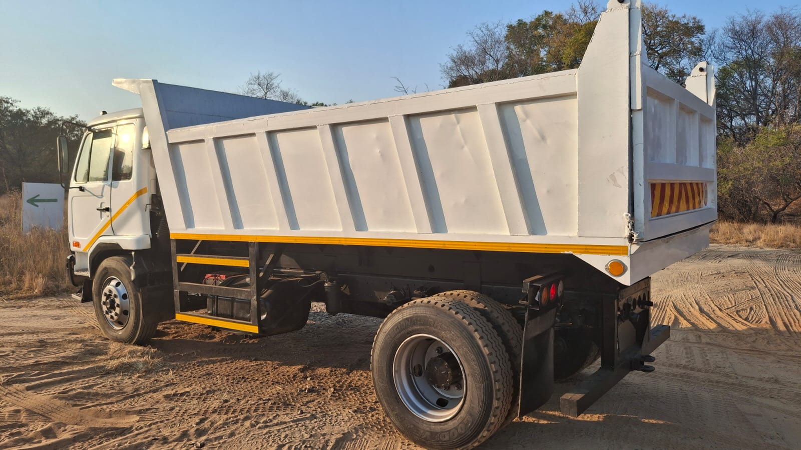 Nissan UD 90 6 Cubic Tipper
