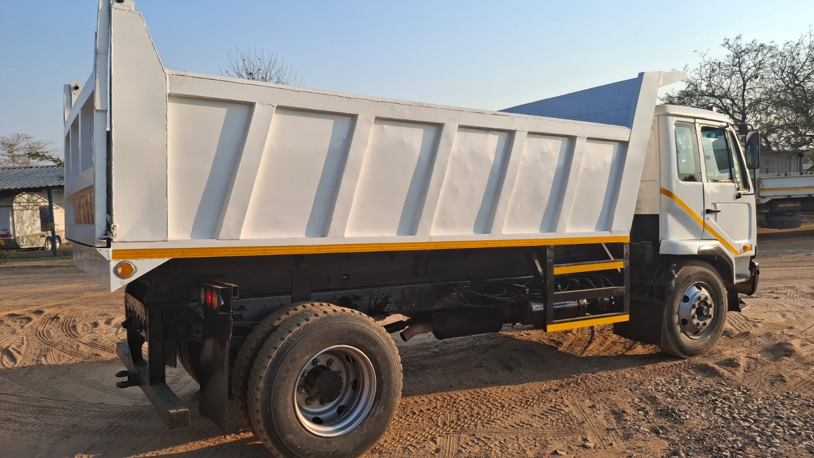 Nissan UD 90 6 Cubic Tipper