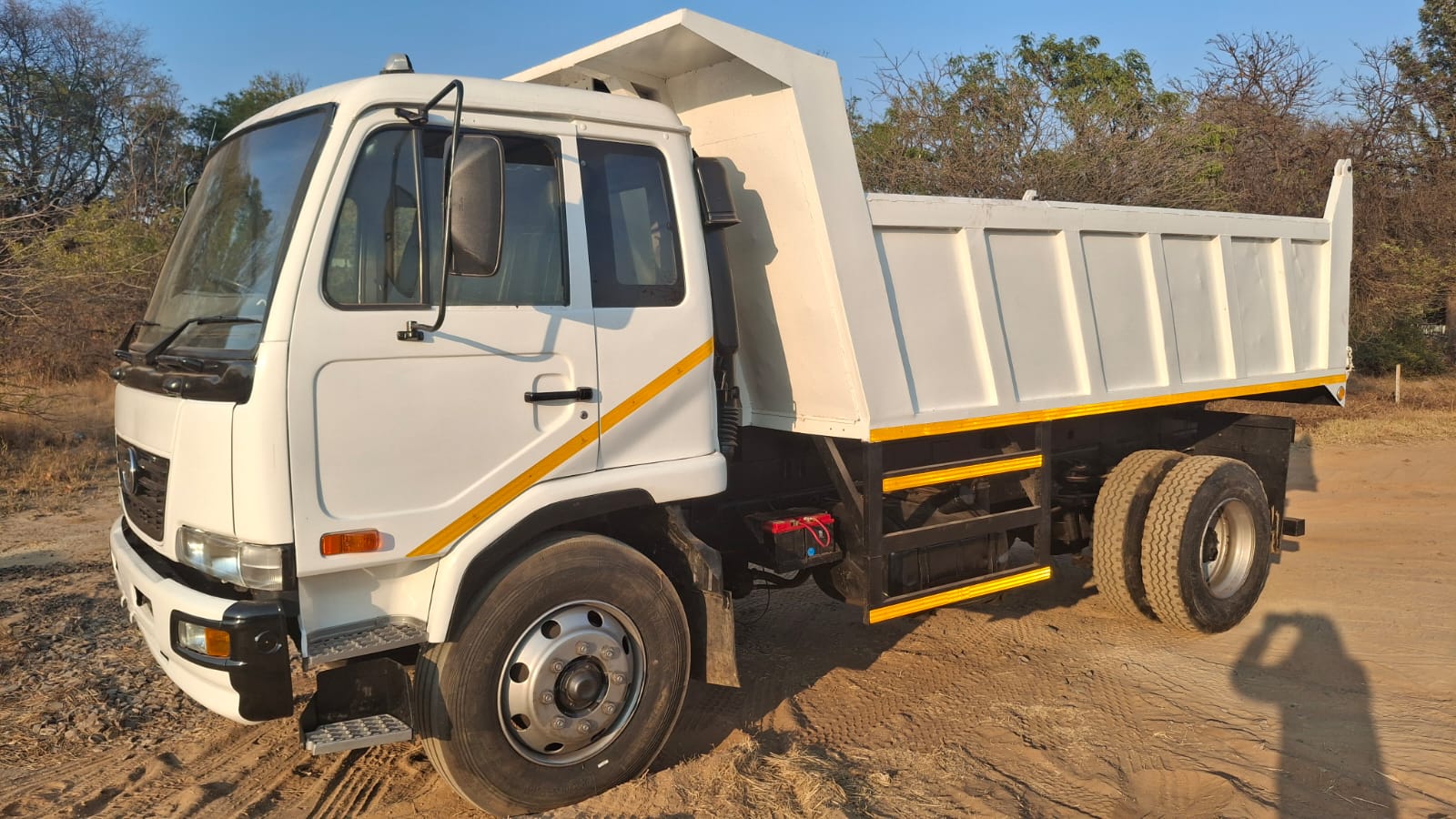 Nissan UD 90 6 Cubic Tipper