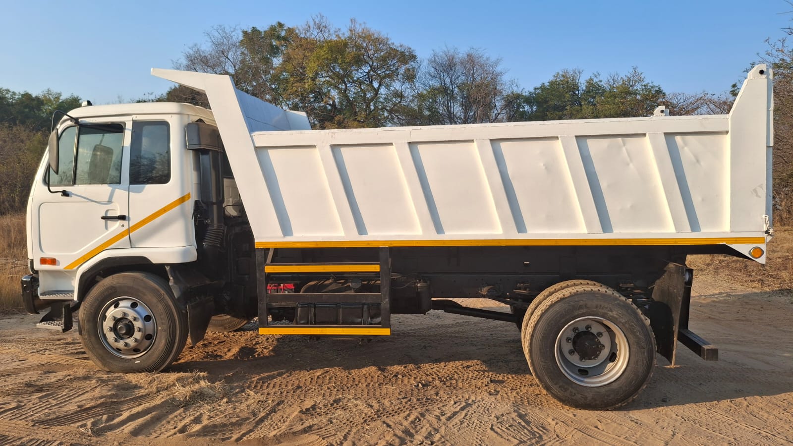 Nissan UD 90 6 Cubic Tipper