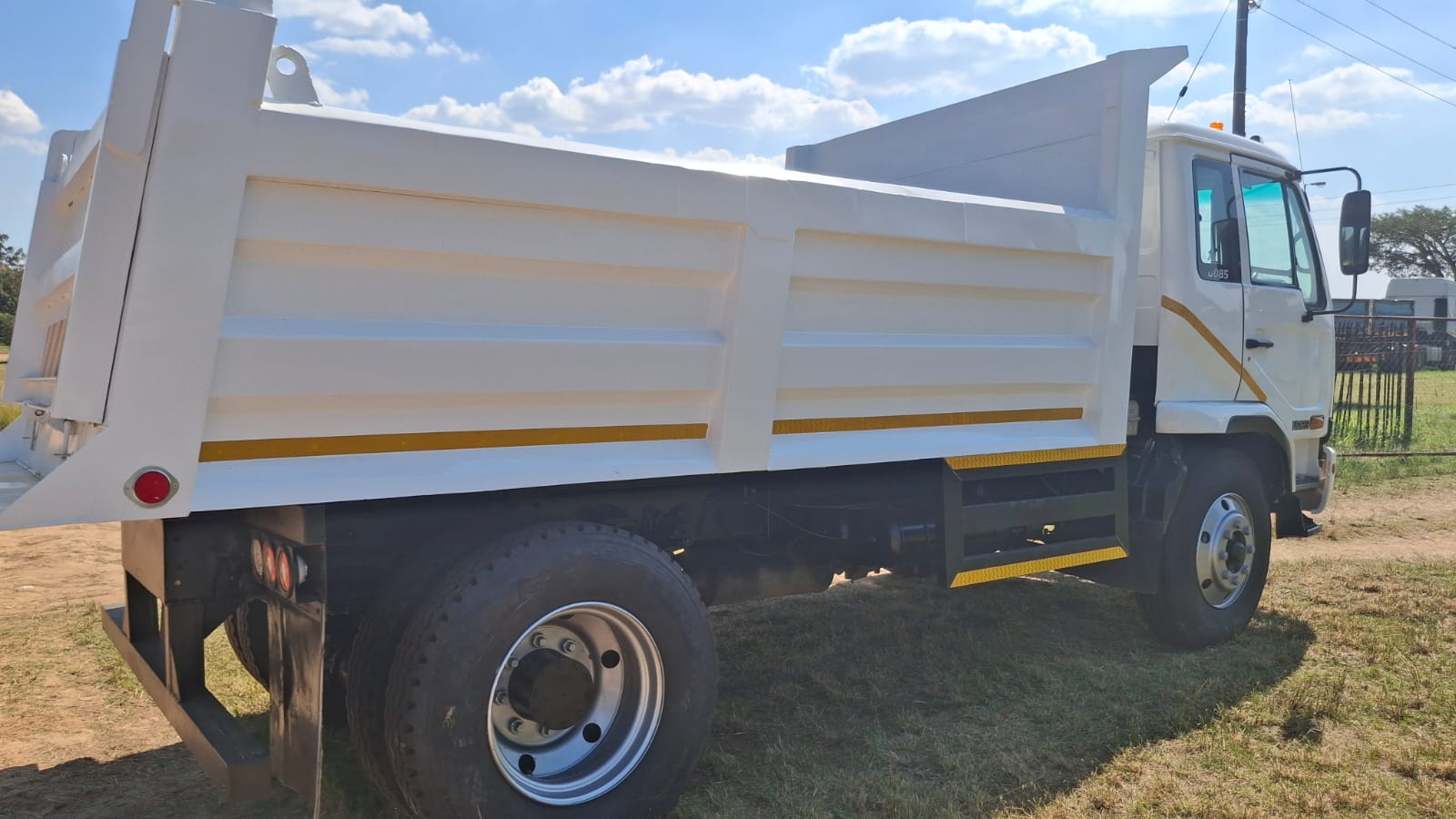 Nissan UD 85 6 Cubic Tipper