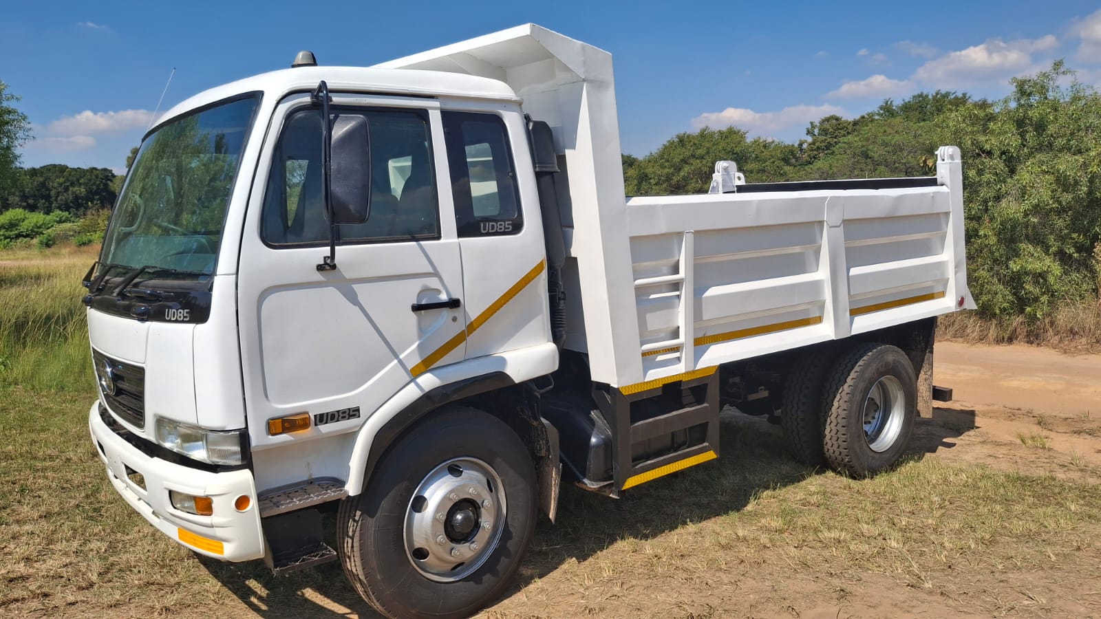 Nissan UD 85 6 Cubic Tipper