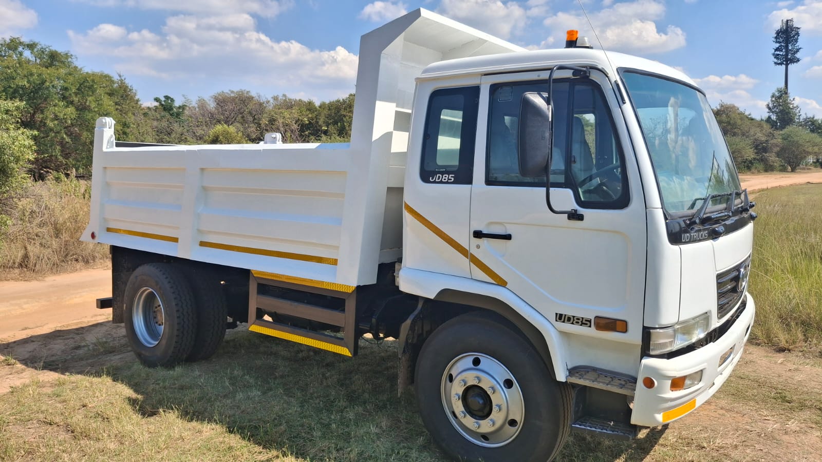 Nissan UD 85 6 Cubic Tipper