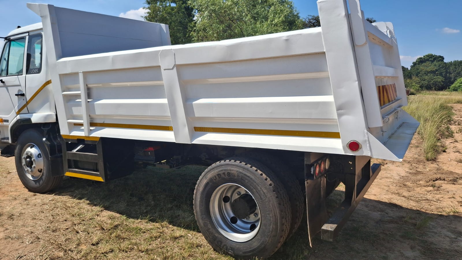 Nissan UD 85 6 Cubic Tipper